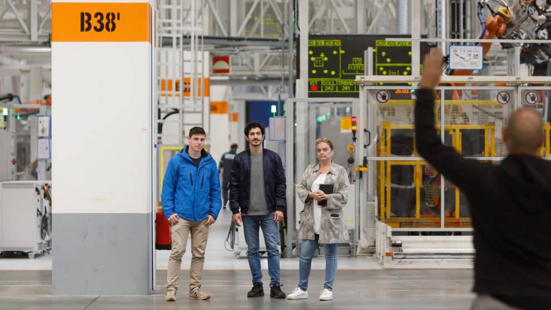 El actor Chino Darín visita Volkswagen Navarra y conoce cómo fabrican el T-Cross