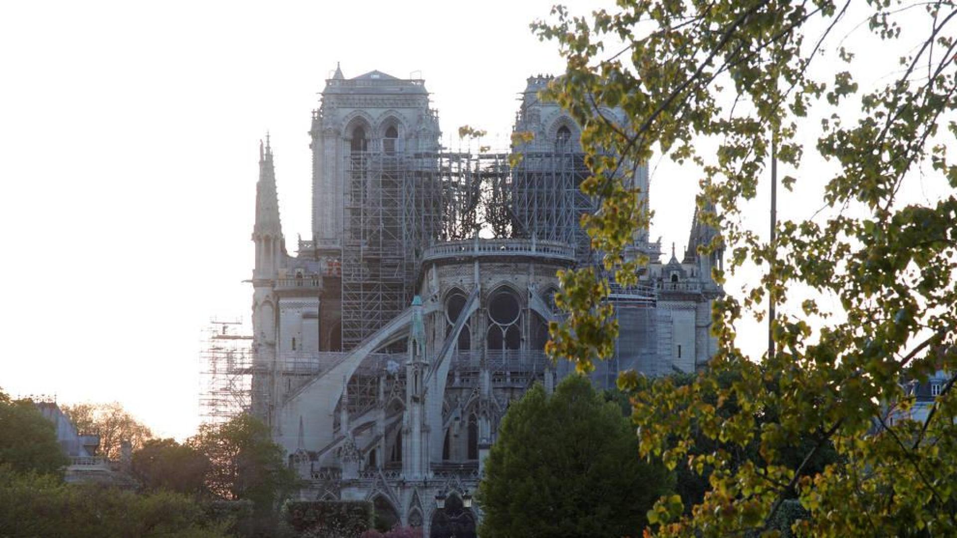 Aún inestable, Notre Dame empieza a pensar en su reconstrucción
