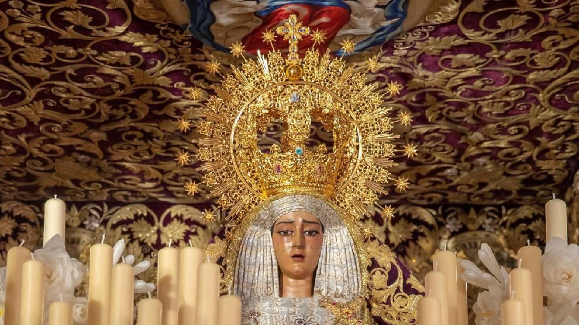 Críticas a la Hermandad del Baratillo de Sevilla por ponerle a su virgen el fajín de Franco