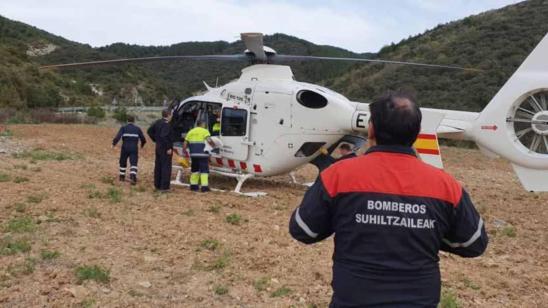Rescatado en helicóptero un motorista tras salirse de la vía en Ekai y caer por un barranco