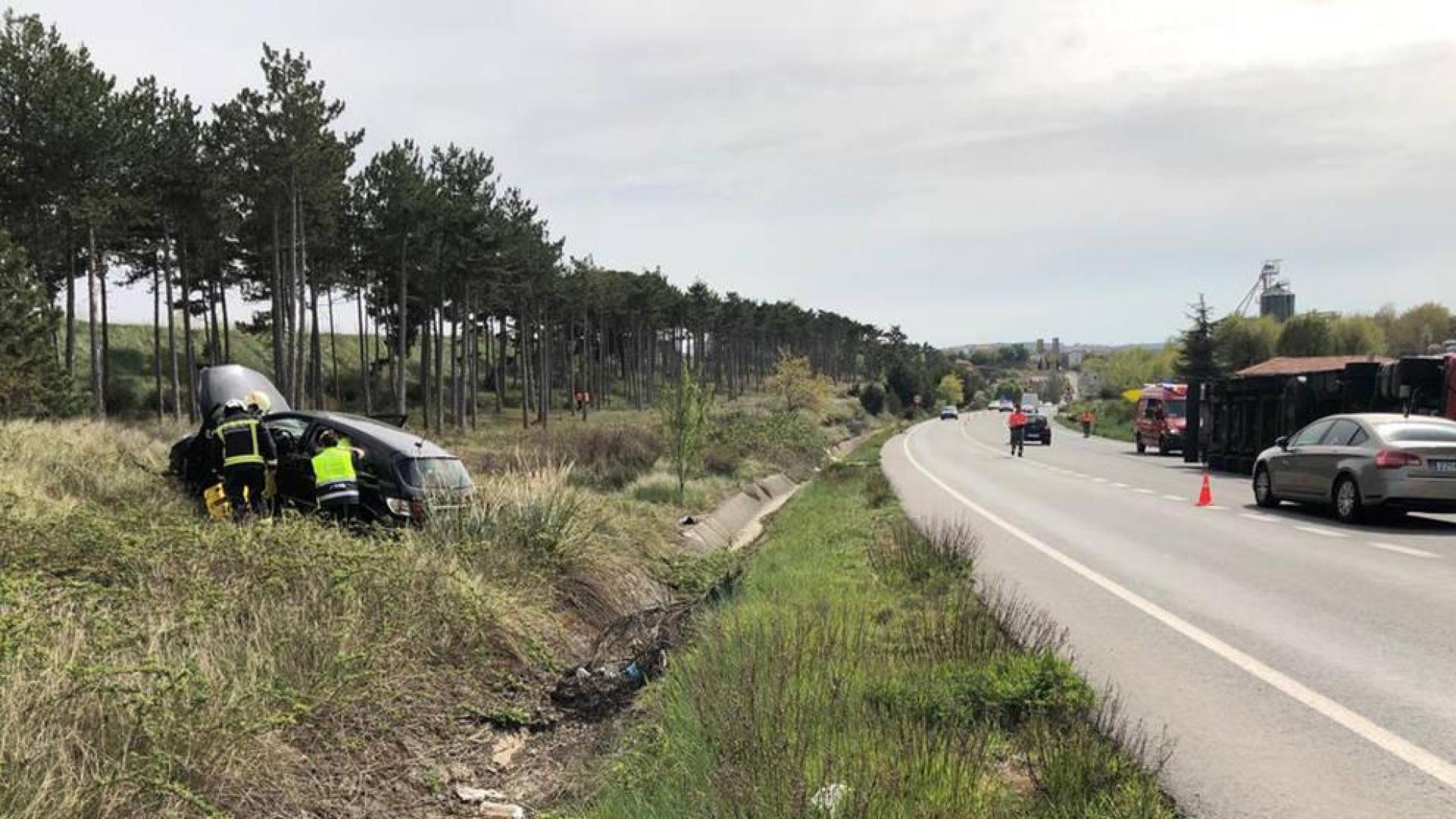 El camión, a la derecha, ha volcado y el coche ha quedado fuera de la calzada.