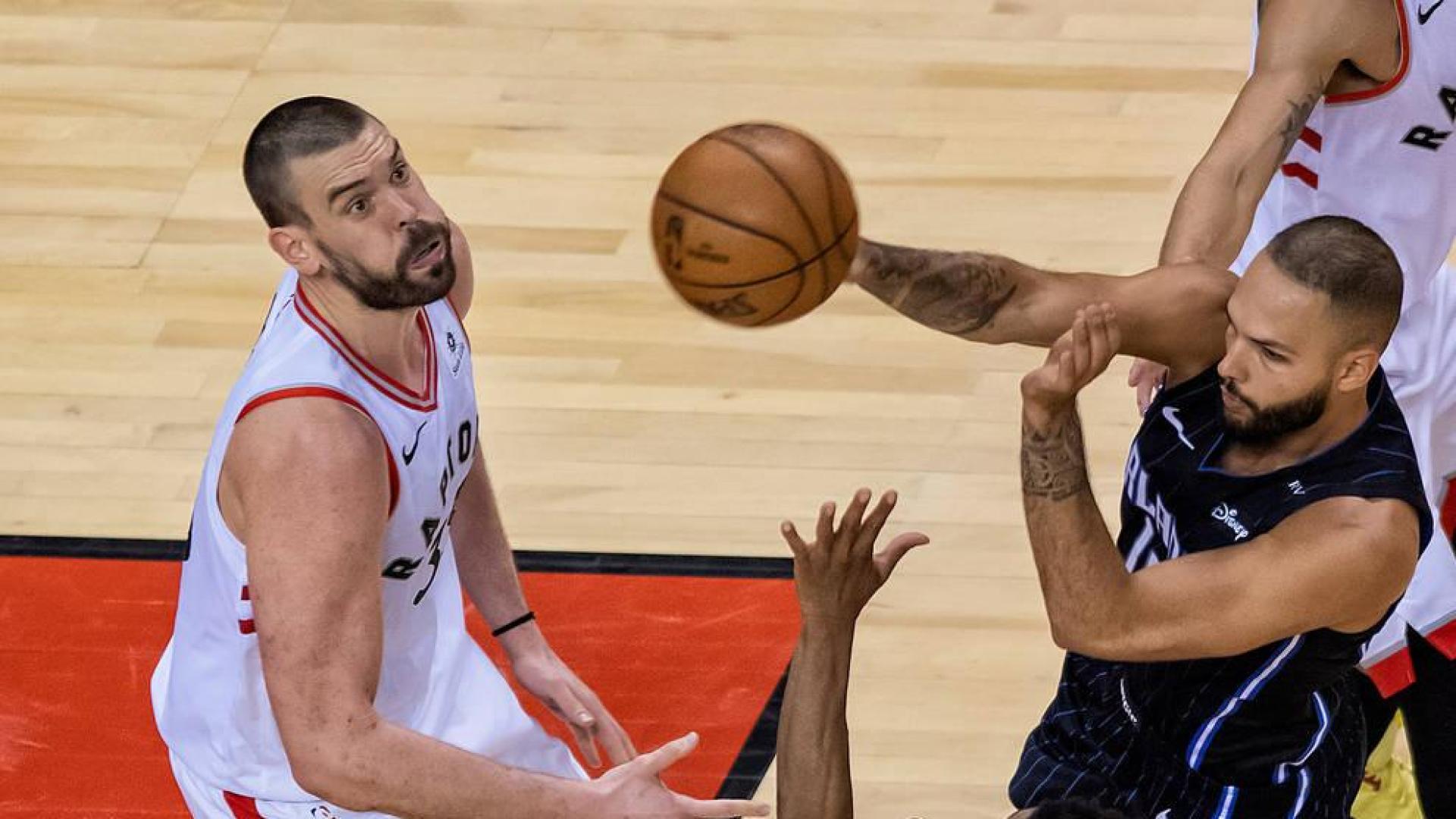 Marc Gasol y Kyle Lowry intentan detener una jugada de Evan Fournier.