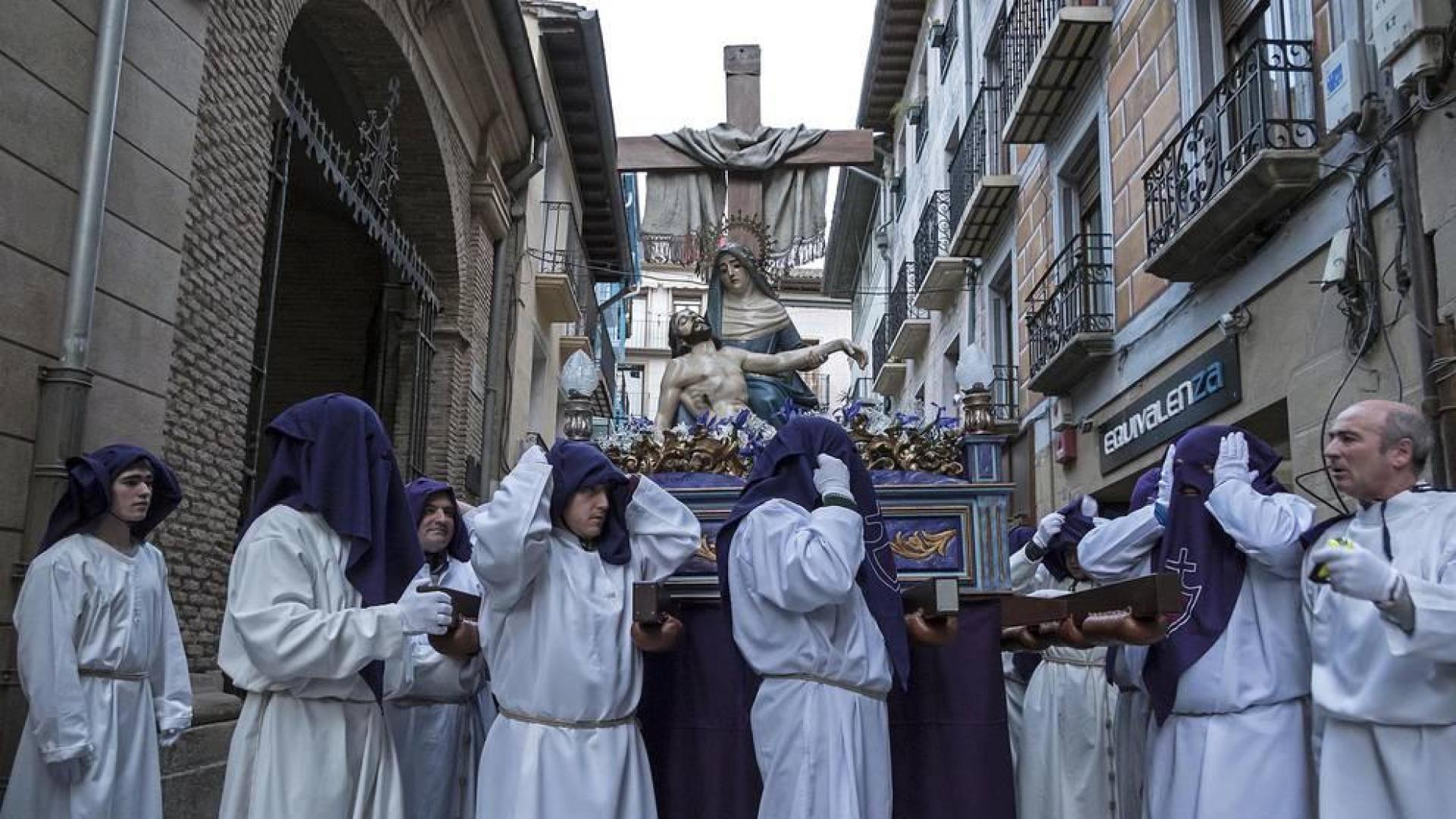 Imágenes de la procesión de Viernes Santo en Estella.