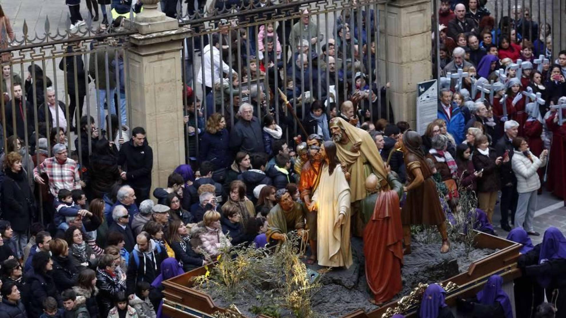 Los 12 pasos que componen la procesión han desfilado por las calles del Casco Antiguo de la capital foral.