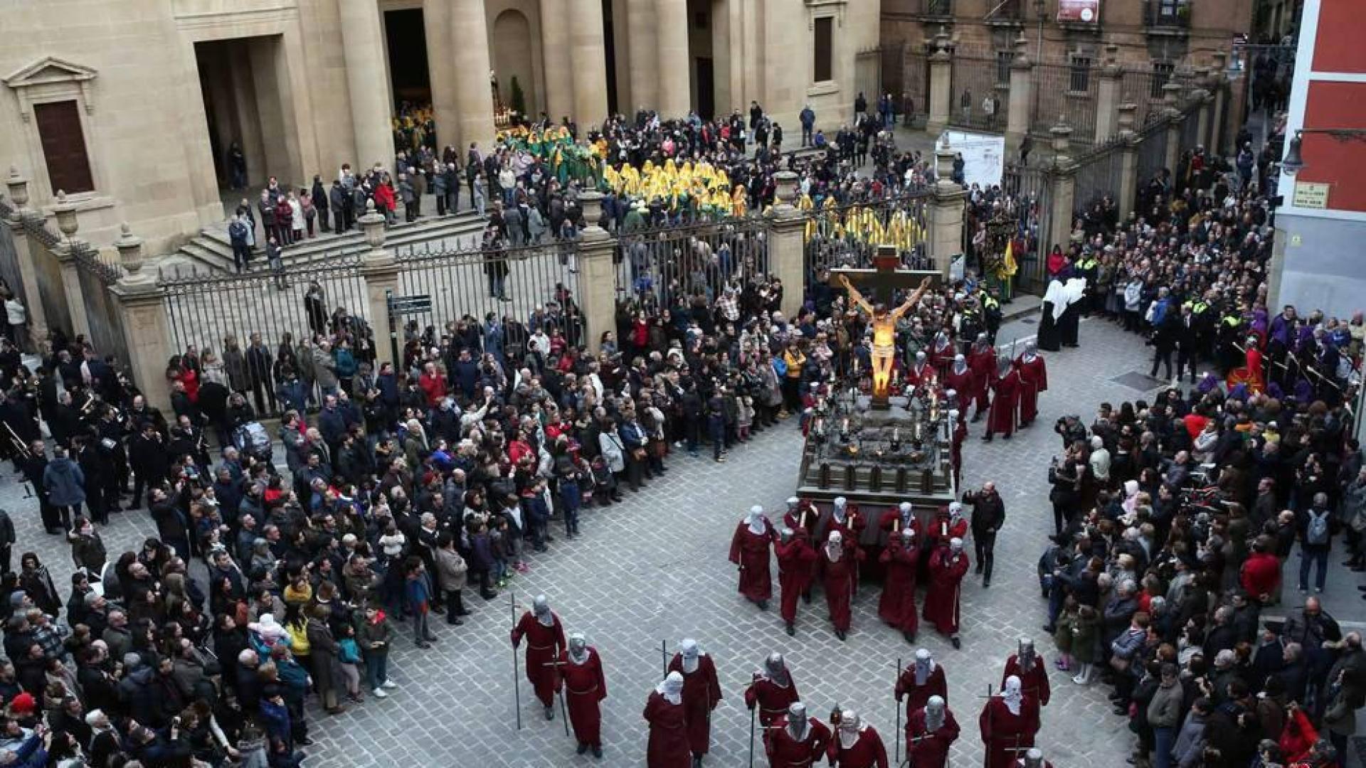 Los 12 pasos que componen la procesión han desfilado por las calles del Casco Antiguo de la capital foral.