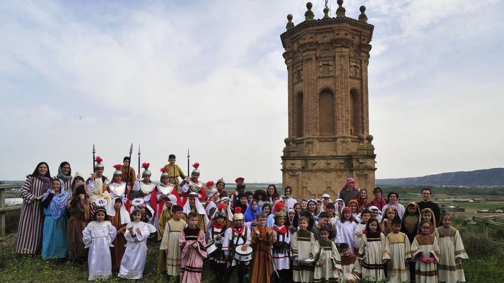 Las calles de Peralta acogieron por cuarta vez la representación de la Pasión de Cristo, protagonizada por los niños de la localidad.