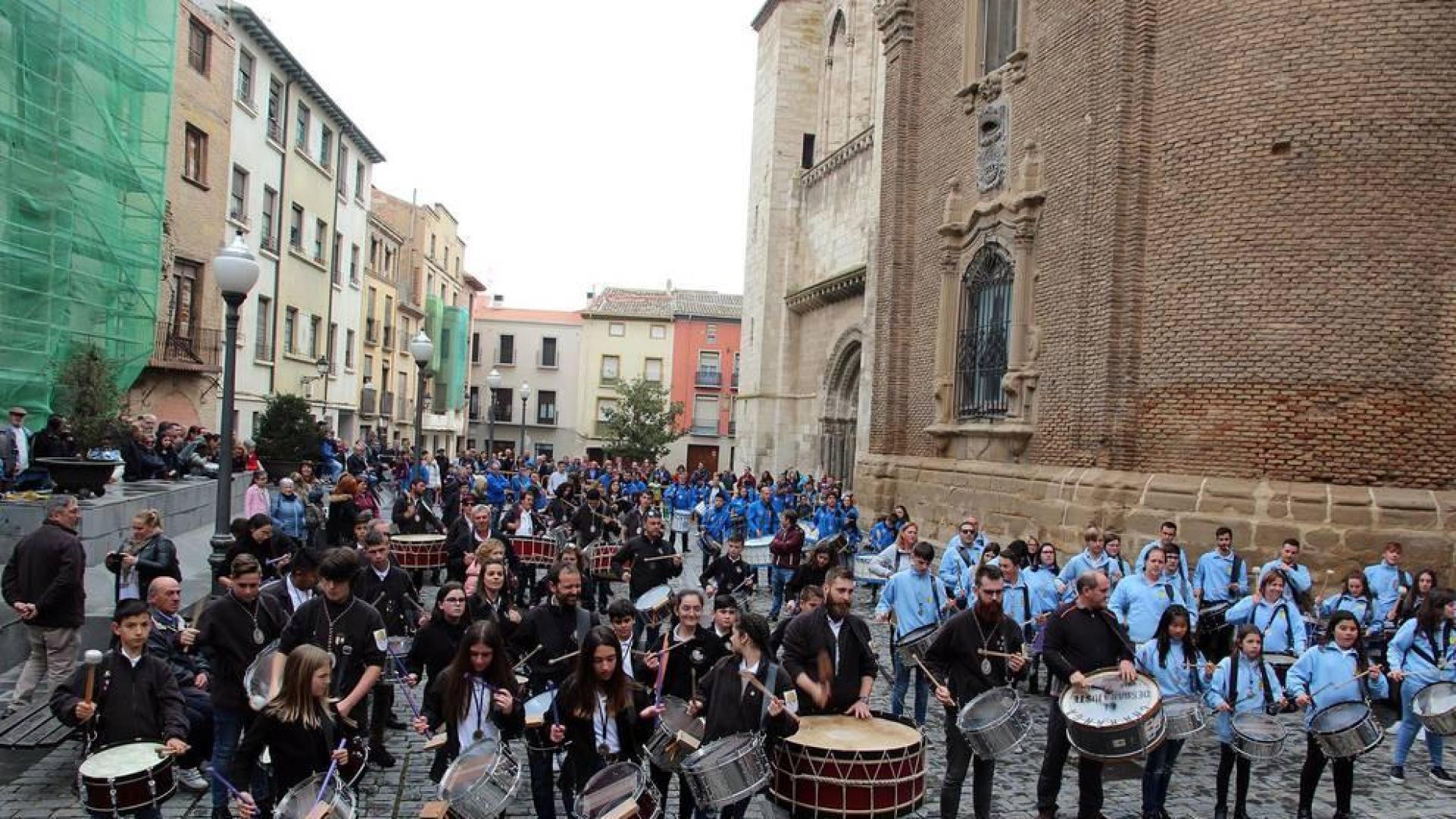 Sexta edición de la 'Rompida de la Hora' de Tudela en la que decenas de personas han hecho sonar sus tambores y bombos desde las 12:00 del mediodía en la plaza Vieja de Tudela.