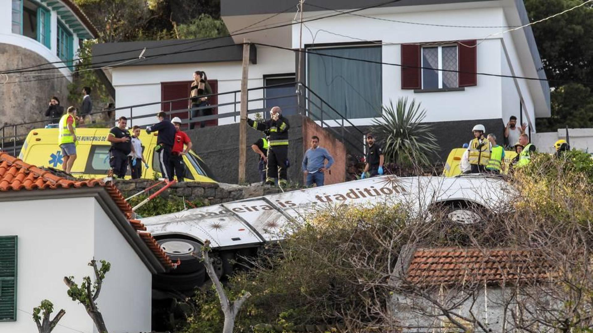 El autobús quedó encajonado entre una vivienda y una calle de la localidad de Canico, en la isla de Madeira.