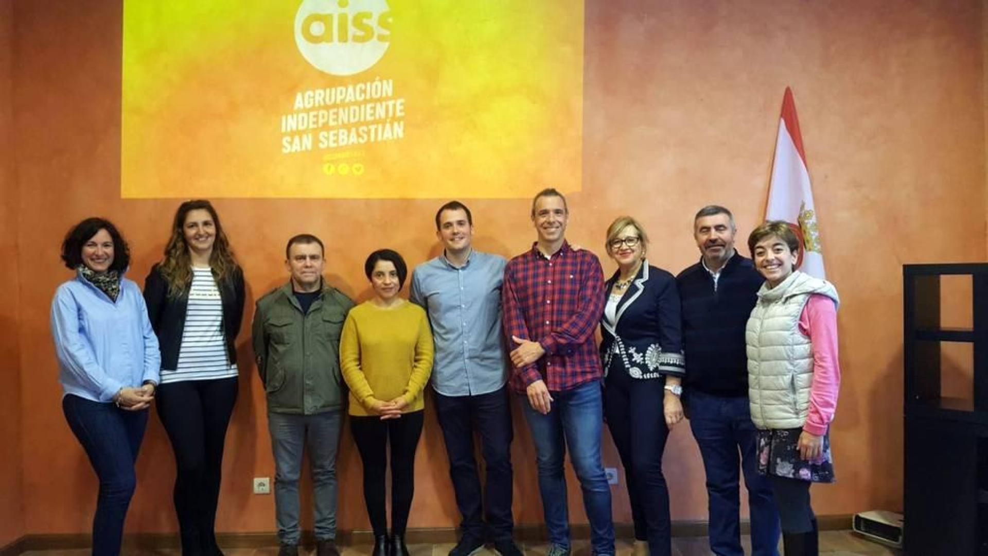 Foto de familia de buena parte de la candidatura a las elecciones municipales de la AISS de Sangüesa tomada en el acto de ayer. De izda. a dcha.: Marta Tiebas, Silvia Dos Santos, Jesús Calvo, Iralda Chaunay, Javier Solozábal, Luis Miguéliz, Yolanda Idiazábal, Juan Linde y Marta Sola.
