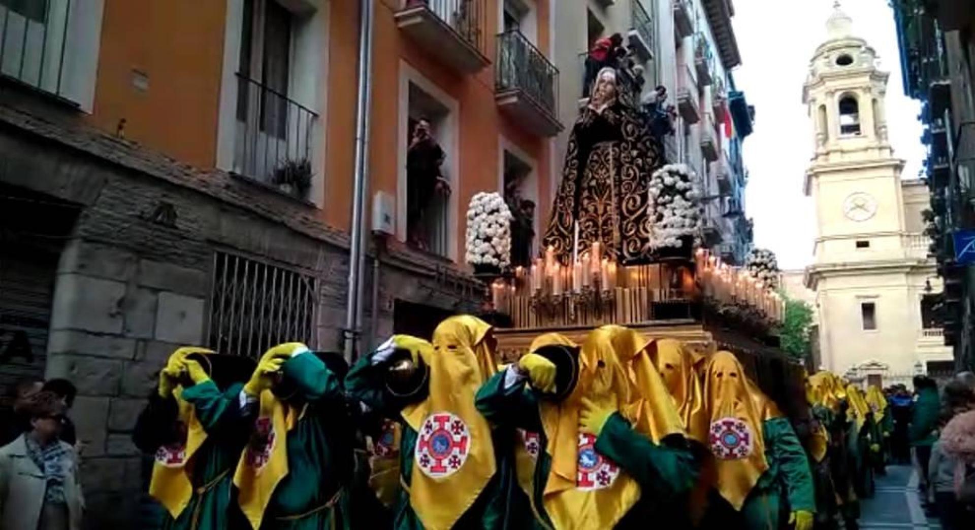 La Dolorosa desfila por las calles del Casco Viejo de Pamplona