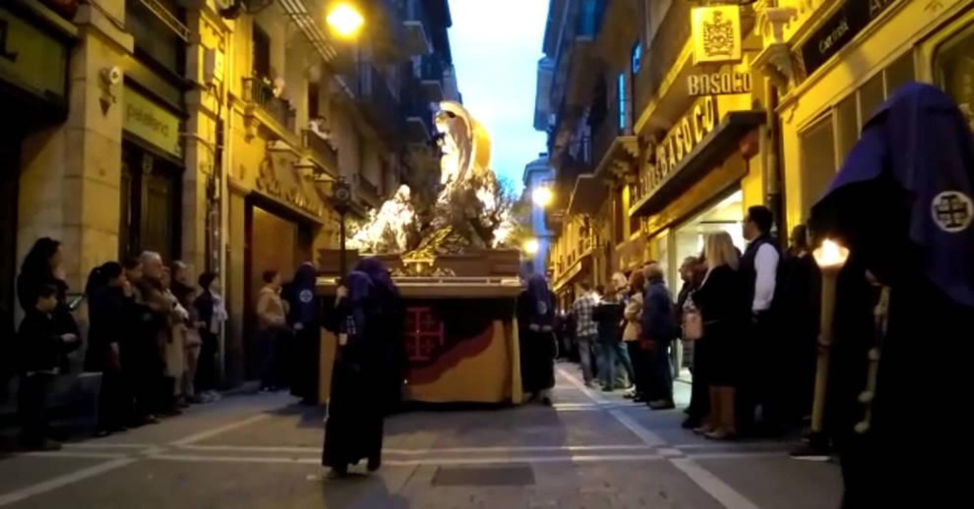 Así se avisan los porteadores cuando retoman el desfile