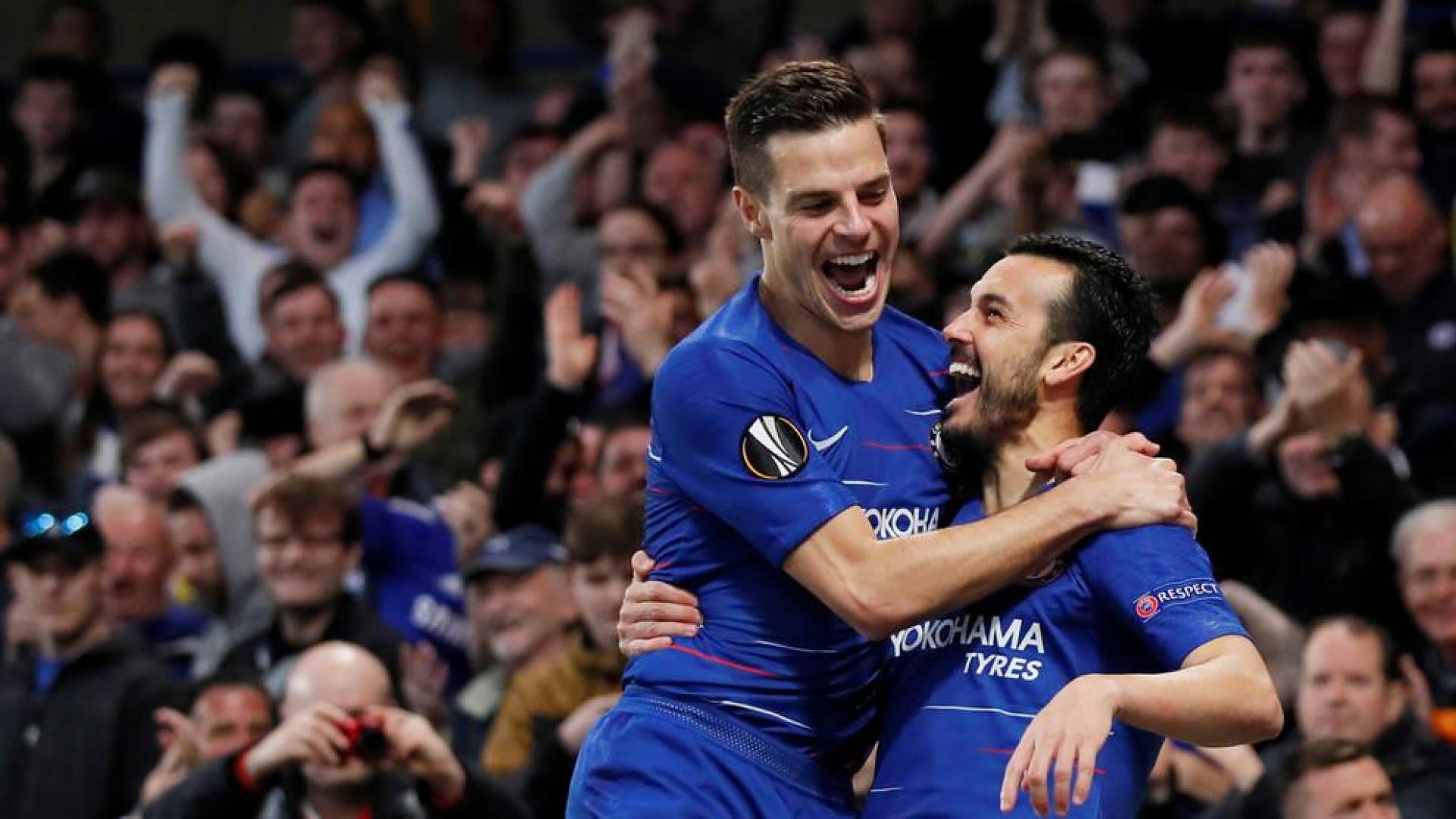 Azpilicueta se abraza a Pedro tras un tanto del delantero.
