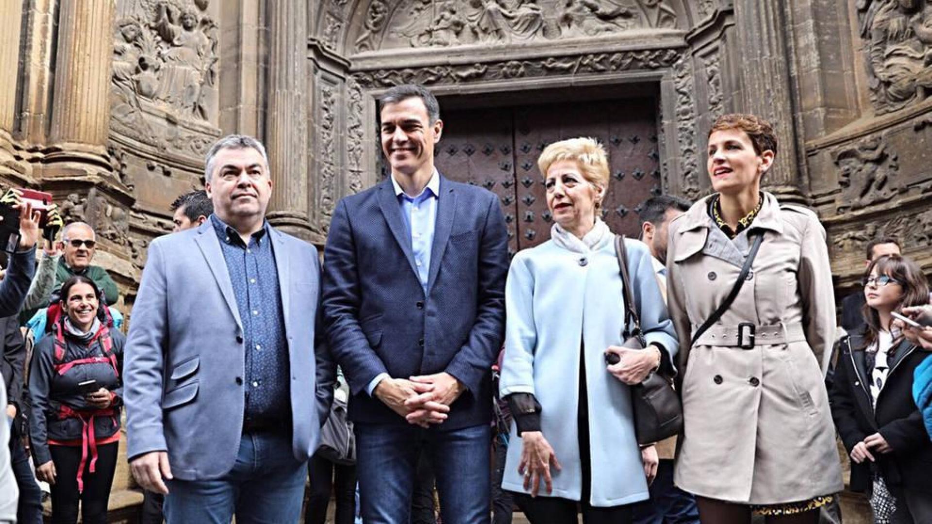 Santos Cerdán, Pedro Sánchez, Yolanda González, alcaldesa de Viana, y María Chivite, ante la iglesia de Santa María de la Asunción de Viana.