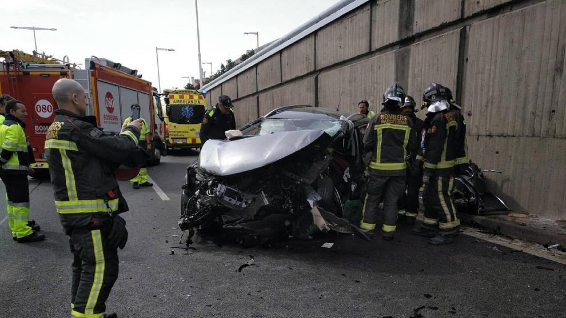 Estado en el que ha quedado el vehículo que ha atropellado al joven fallecido en Barcelona.