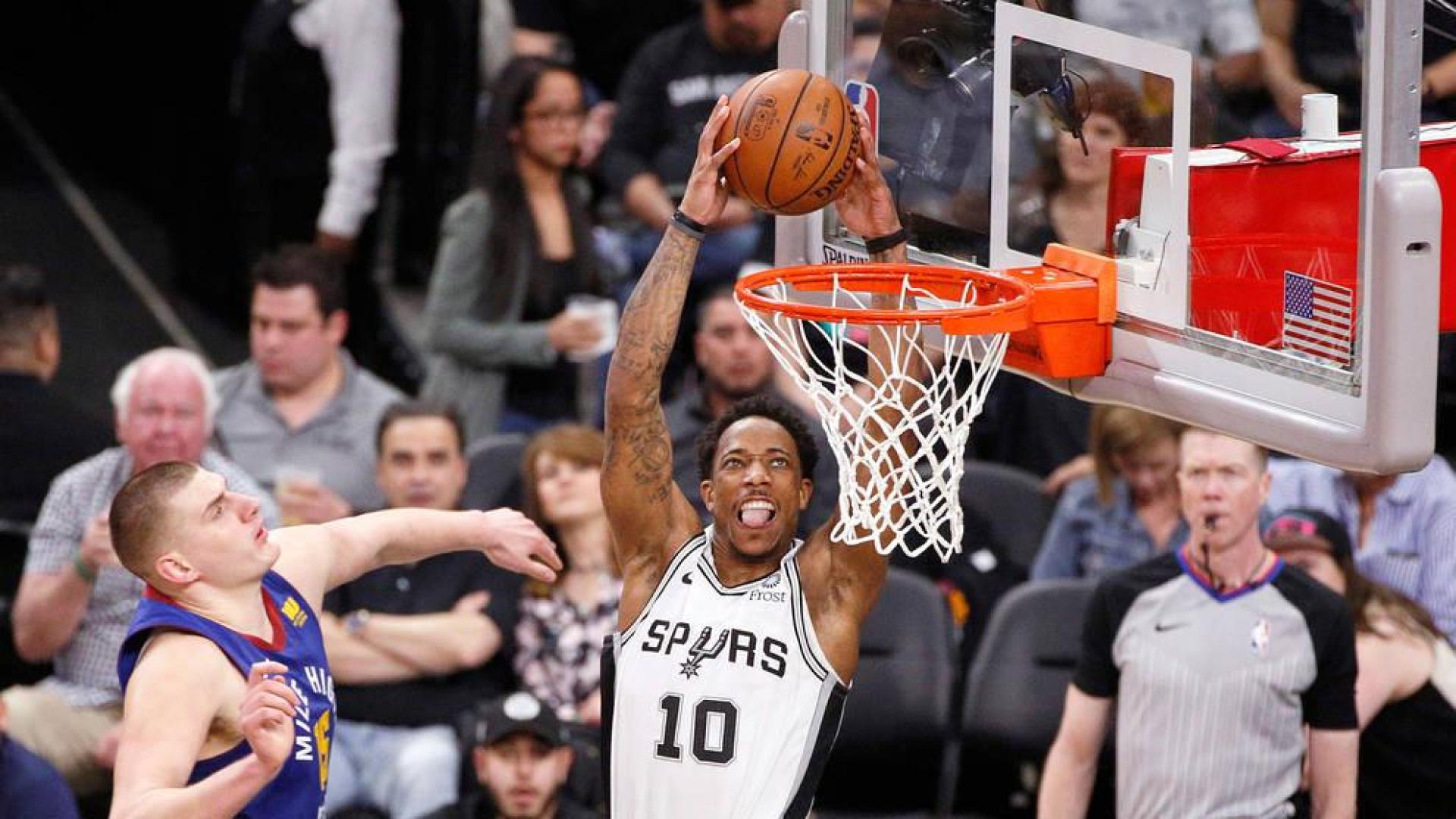 DeMar DeRozan machaca la canasta ante la mirada de Jokic.