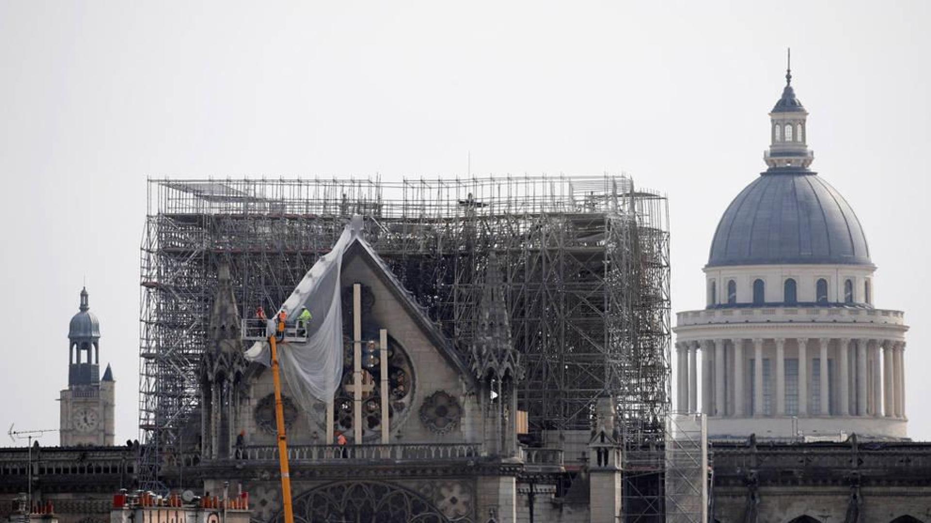 Notre Dame será protegida con una gran lona para evitar nuevos daños