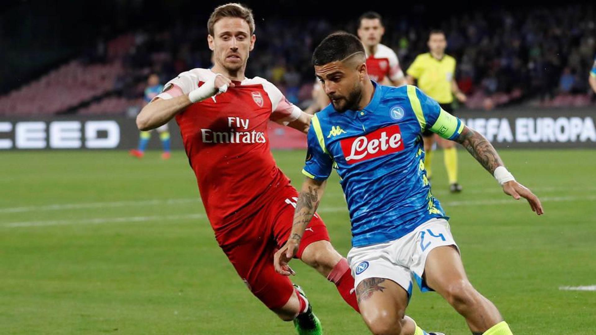 Monreal disputa un balón a Lorenzo.