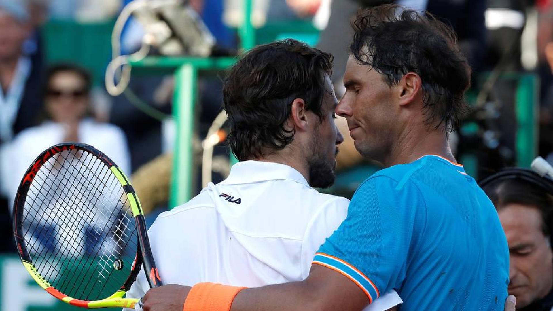 Rafa Nadal consuela a Guido Pella tras su partido en Montecarlo.