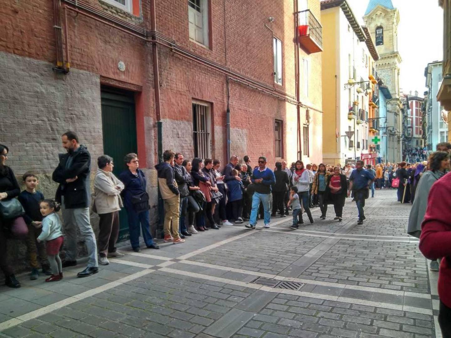 Imagen del público esperando en la calle Bajada de Javier el inicio de la procesión.