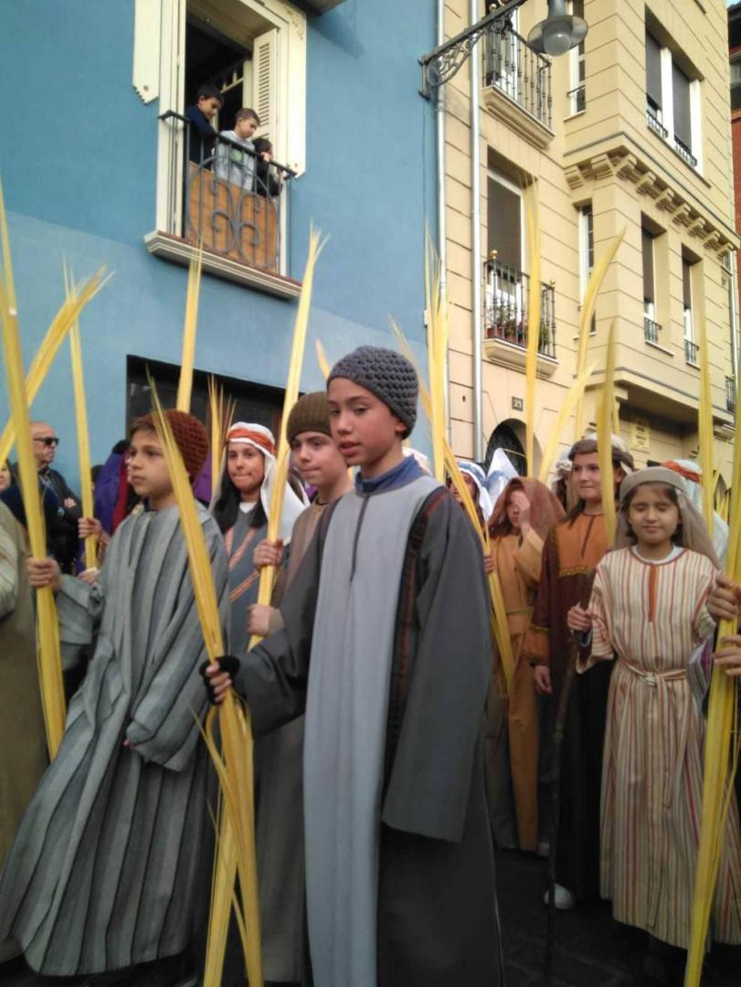 Imagen del grupo de niños con palmas, que acompaña al paso Entrada en Jerusalén.
