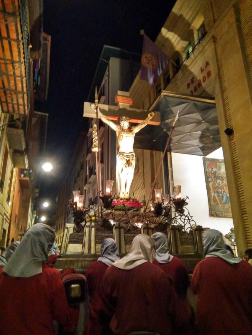 El Cristo Alzado entra ya en la sede de la Hermandad de la Pasión