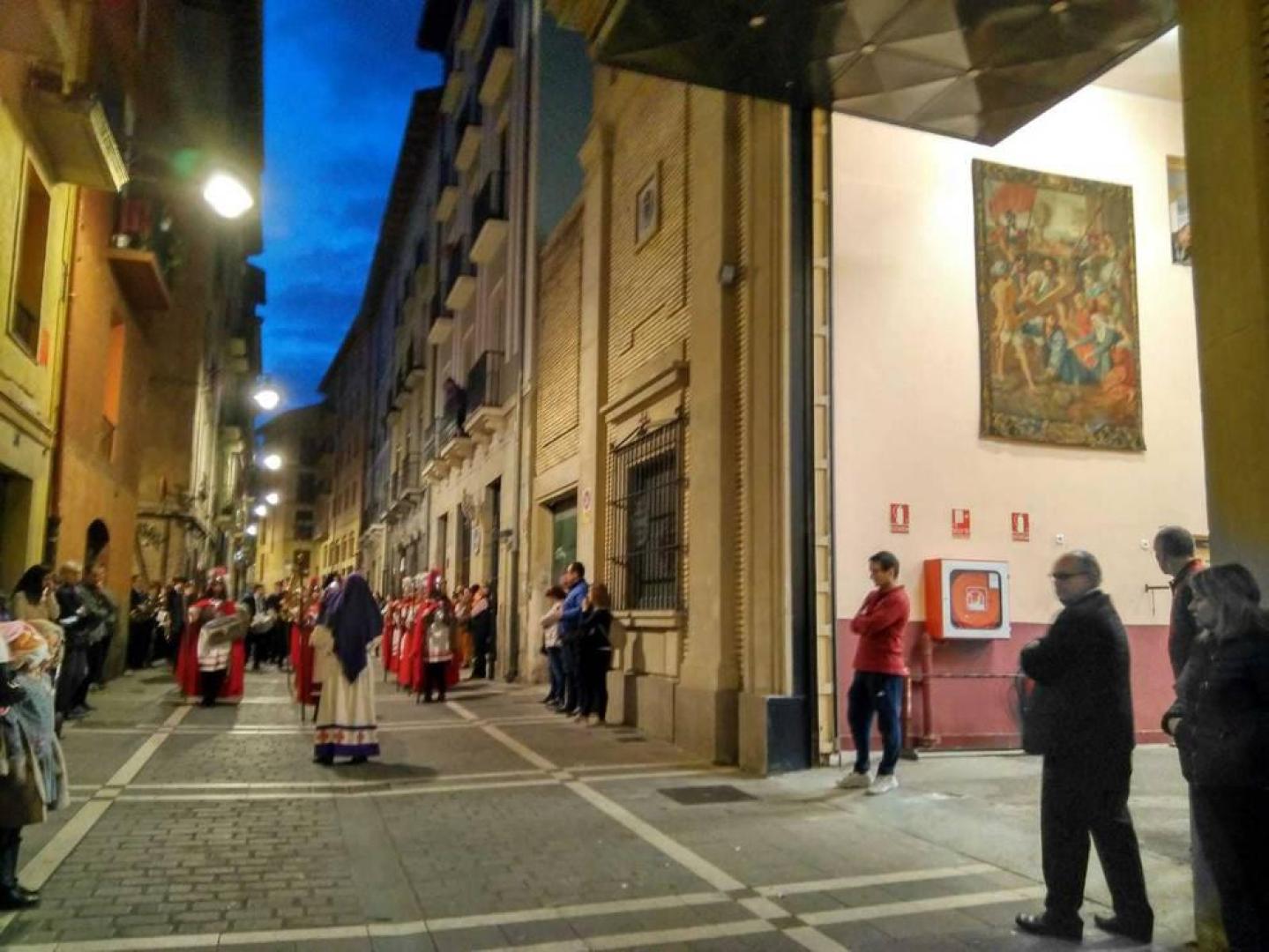 Los primeros participantes de la procesión regresan a la sede de la Hermandad en la calle Dormitalería