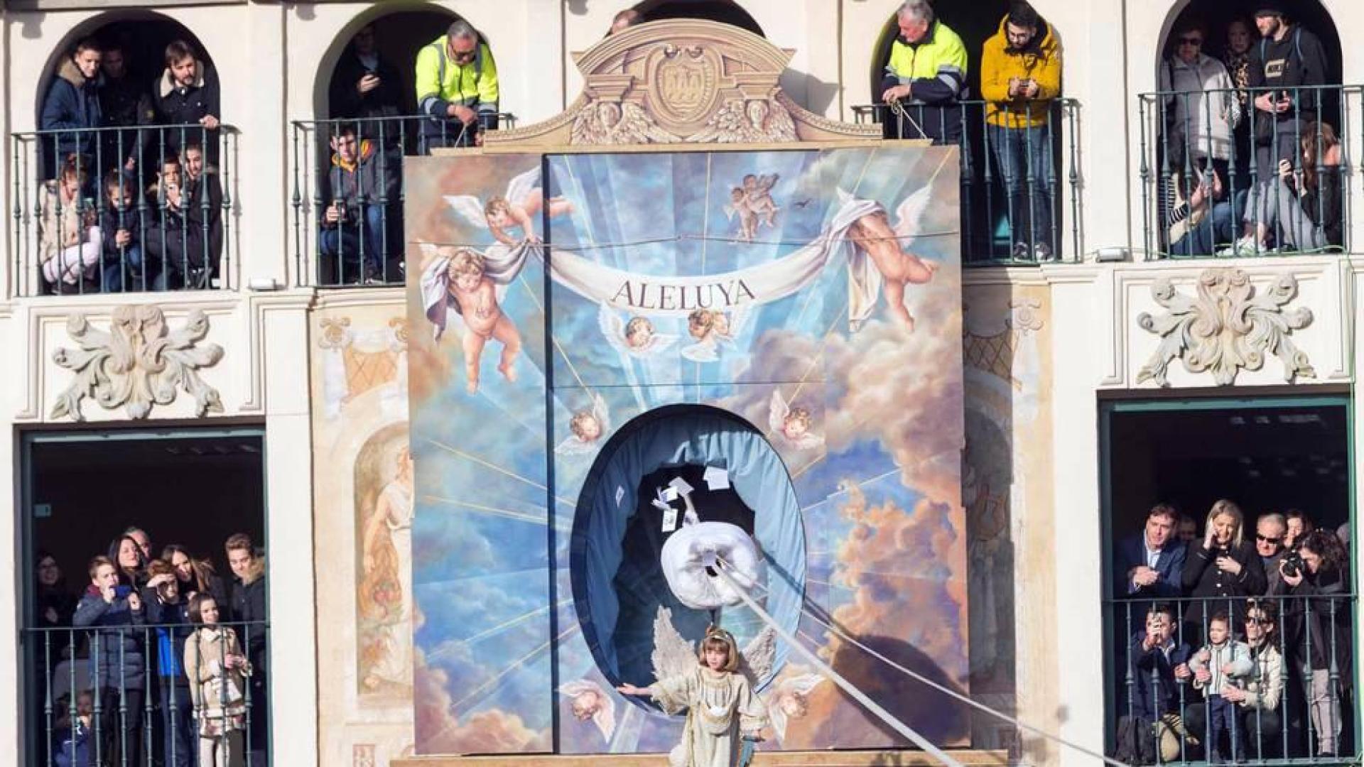 La niña Ariadna Munilla emocionó el domingo 1 de abril los vecinos de Tudela con el tradicional acto, presenciado por miles de personas en la plaza de los Fueros de la capital ribera.