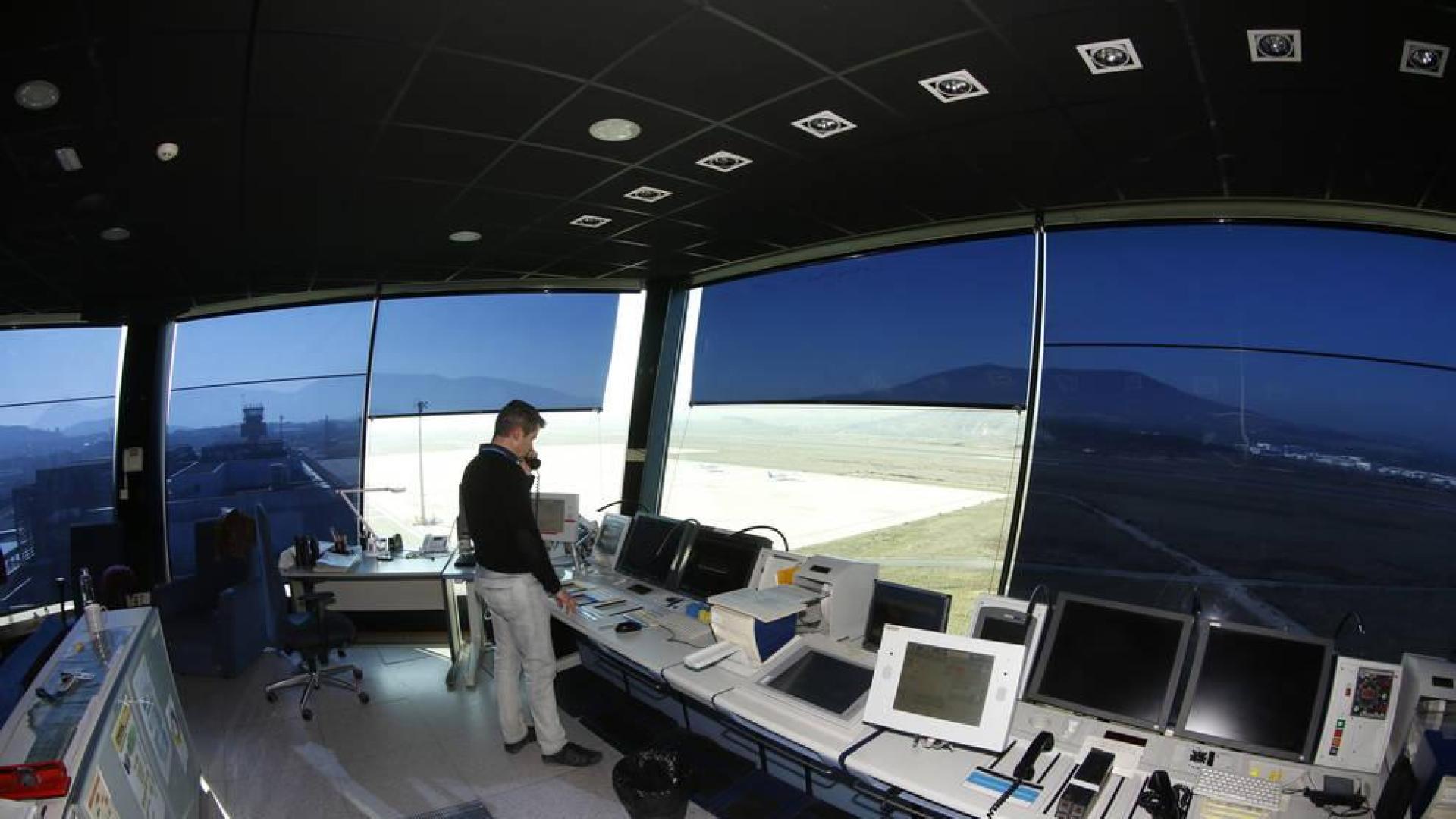 La torre de control del aeropuerto de Noáin regula 64 vuelos esta Semana Santa