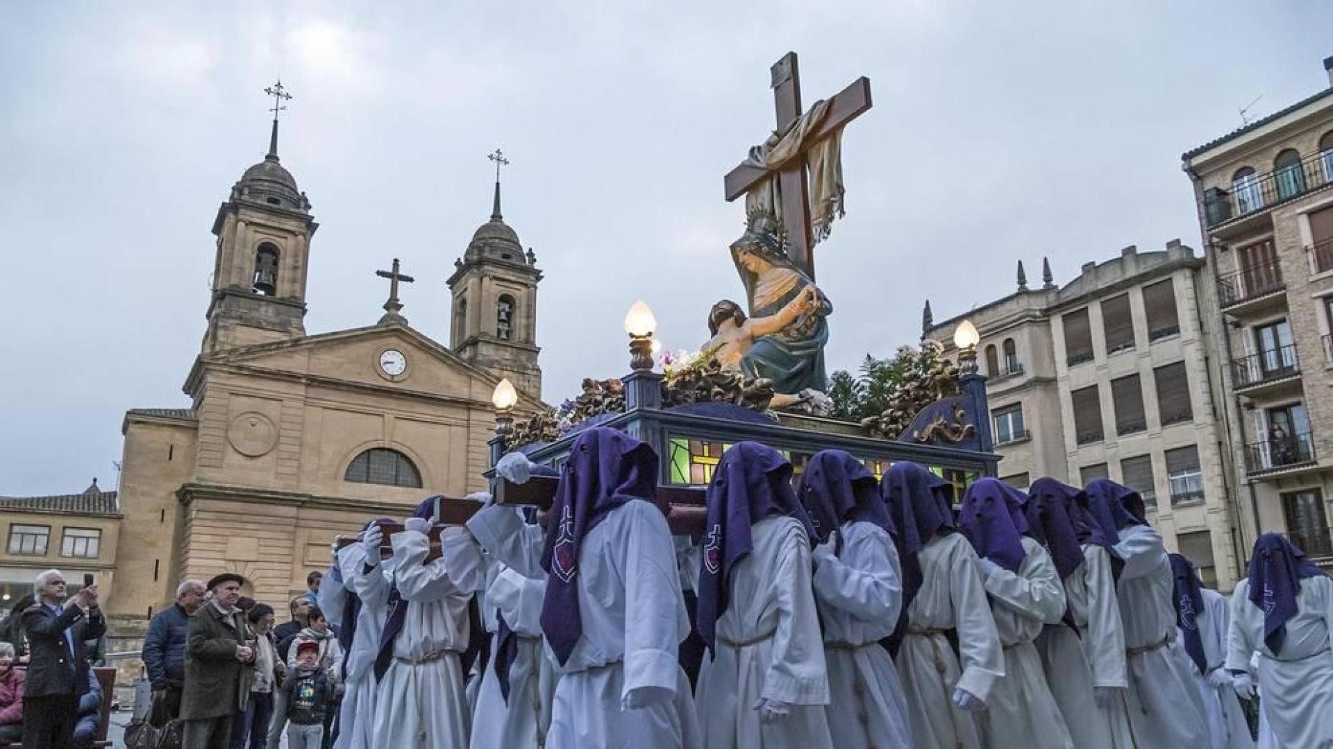 Multitudinario acto de Semana Santa celebrado por las calles de la localidad este Viernes Santo, 19 de abril.