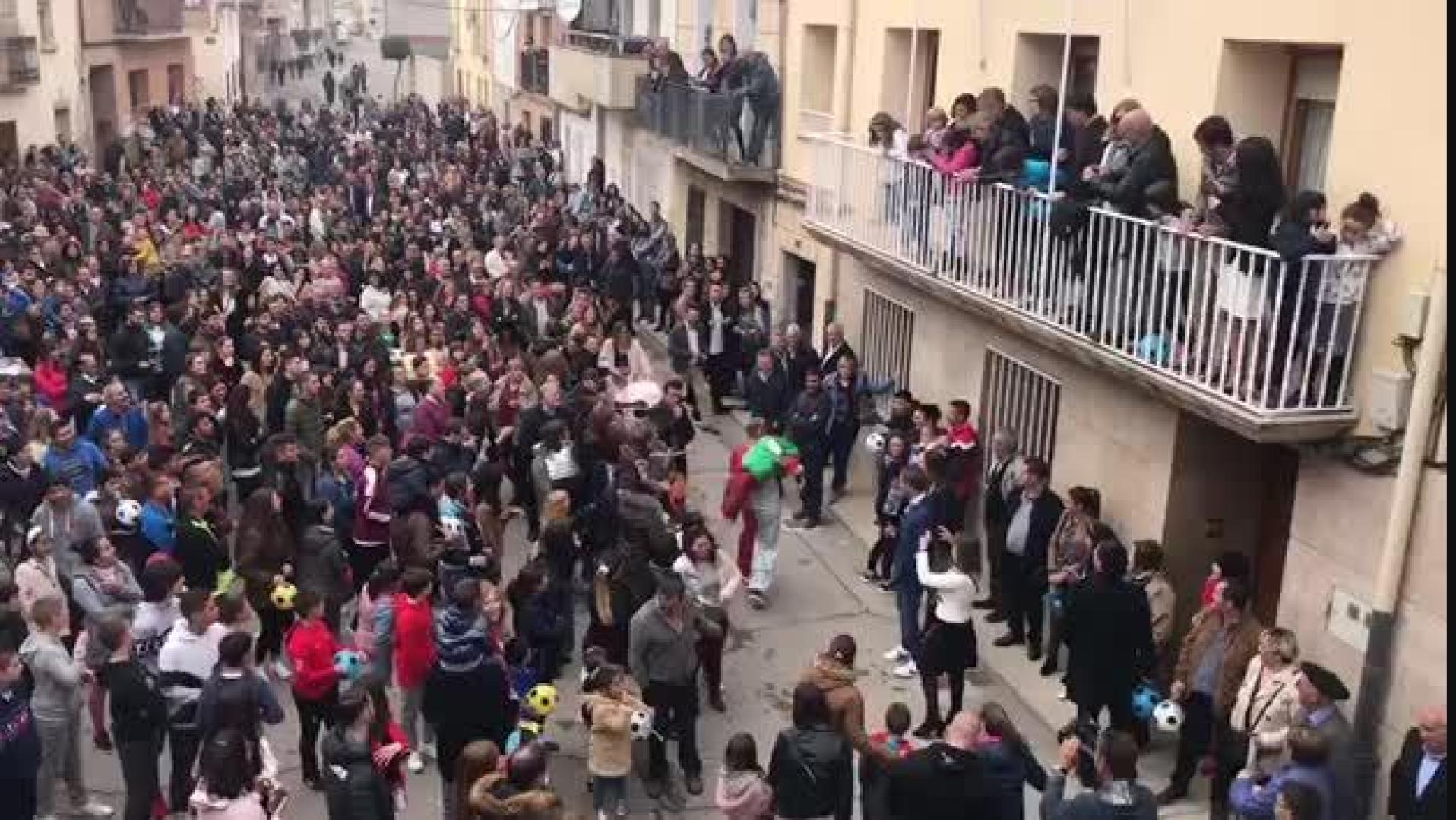 Vídeo del Judas de Cabanillas mientras se escabulle entre las viviendas de Cabanillas un Domingo de Resurrención más
