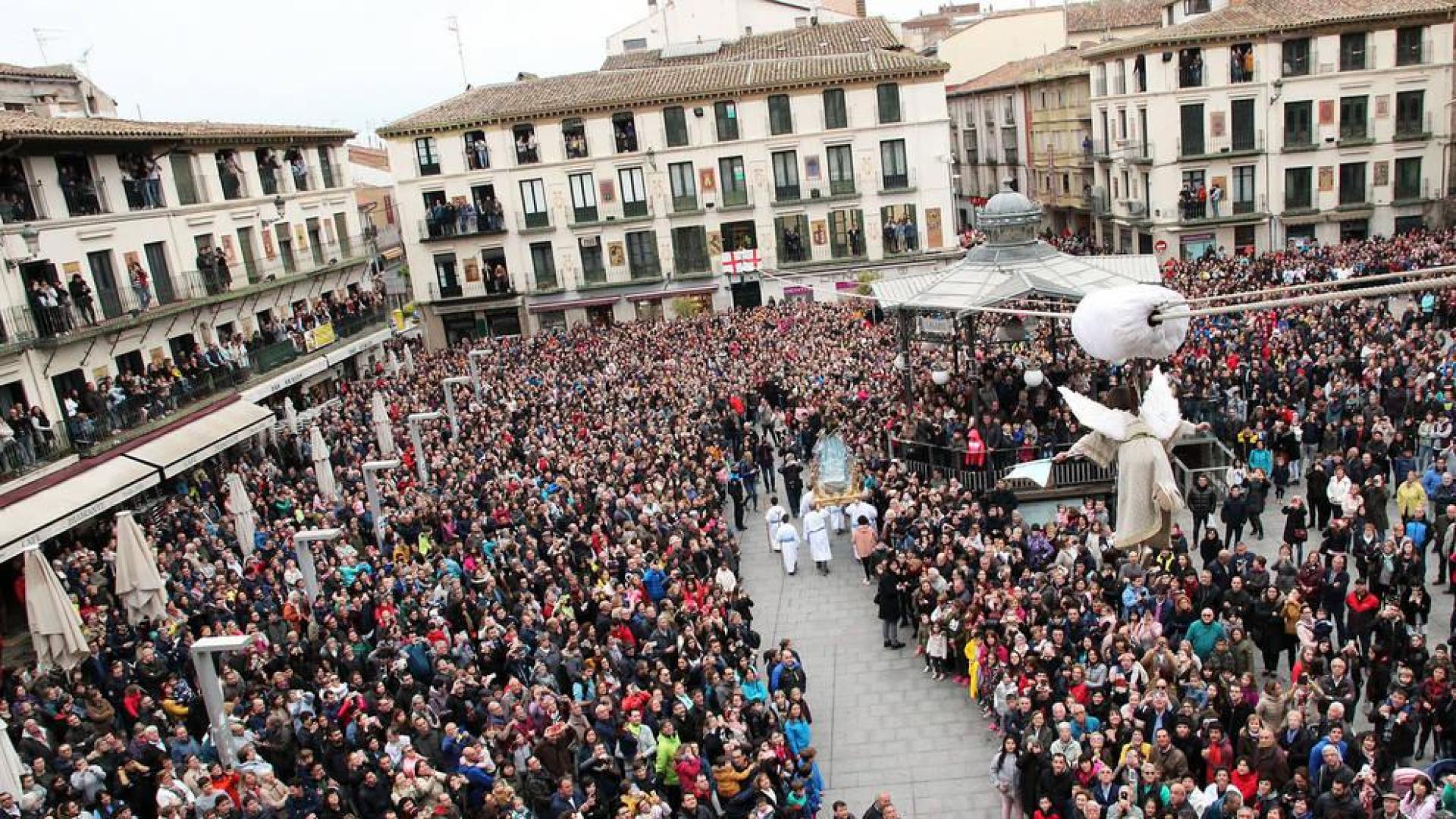 Daniella Garro cierra la Semana Santa en una multitudinaria Bajada del Ángel