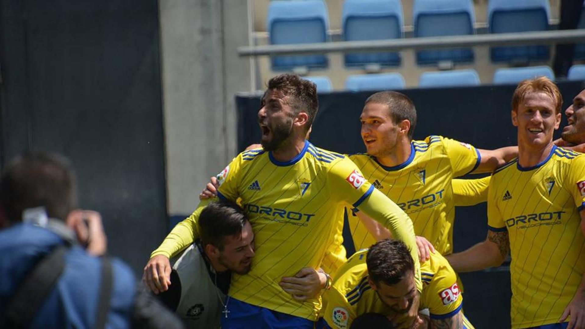 El Cádiz disfruta de la racha de Machís y el Extremadura asalta Riazor