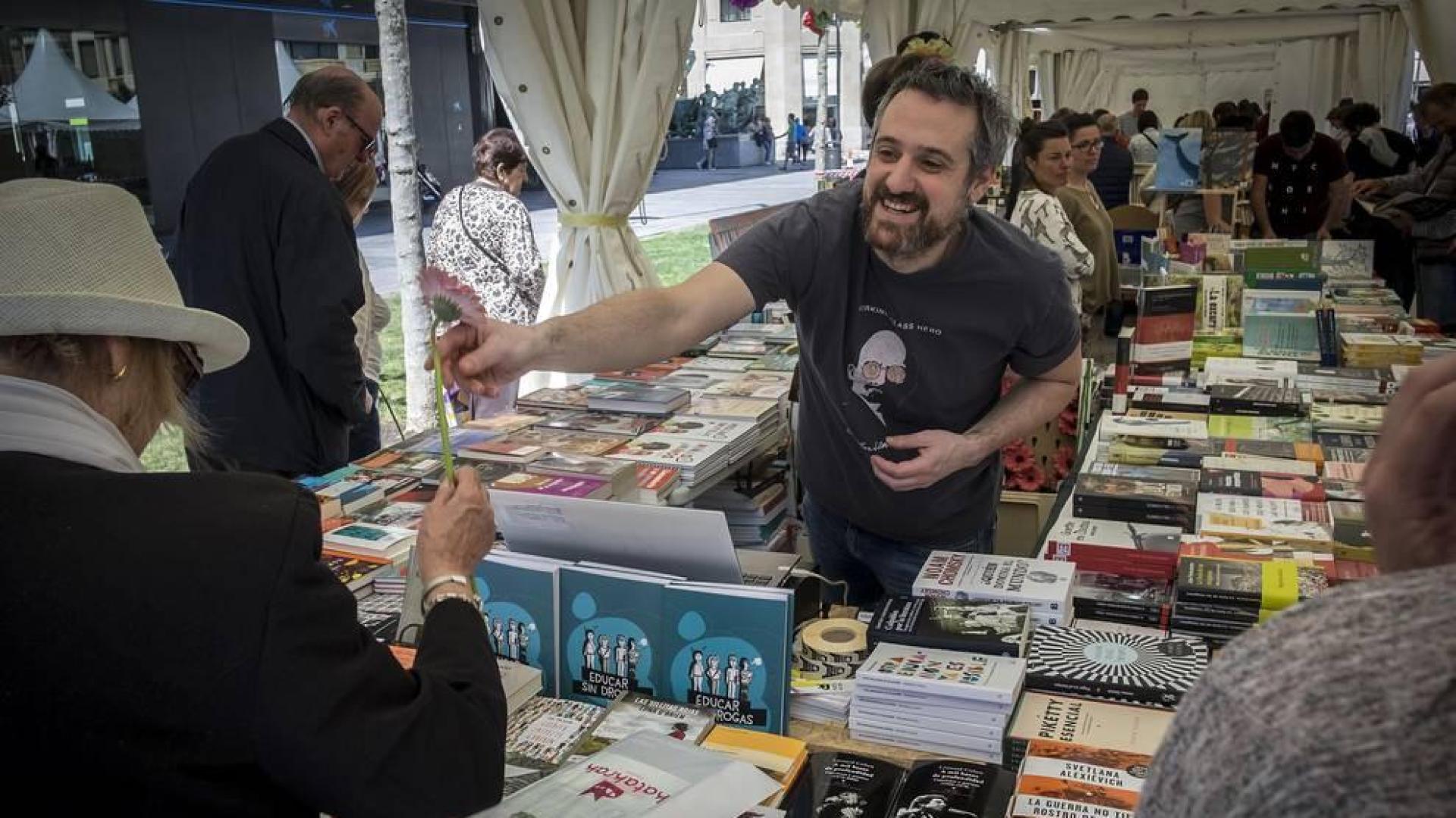 Numeroso puestos de librerías ofrecieron descuentos a los navarros en la Avenida Carlos III