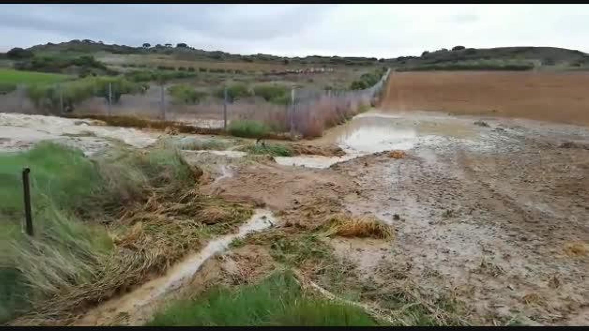 La rotura de una tubería del Canal de Navarra corta 45 la carretera Artajona-Tafalla