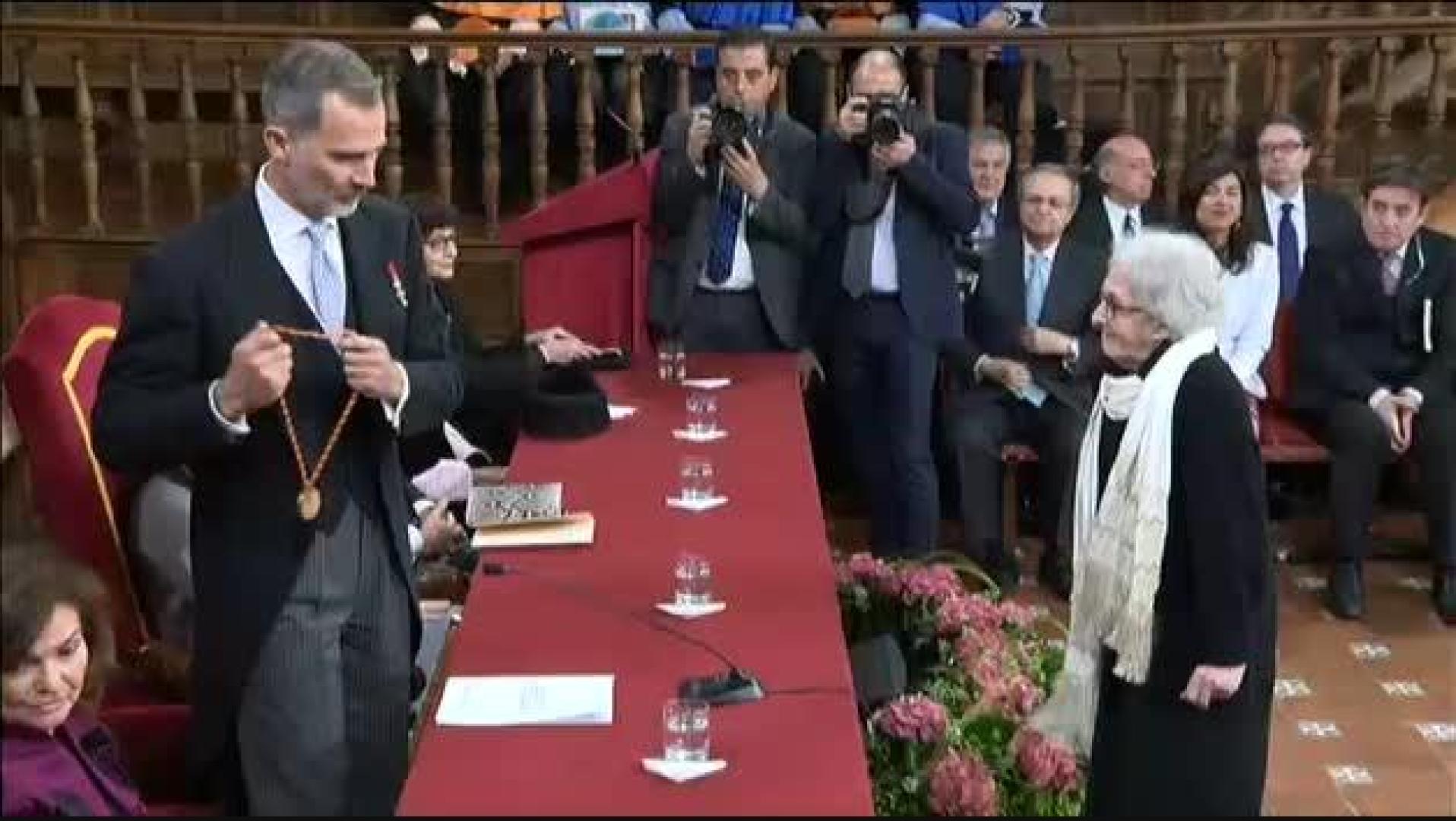 Los Reyes entregan el Premio Cervantes a la poetisa uruguaya Ida Vitale