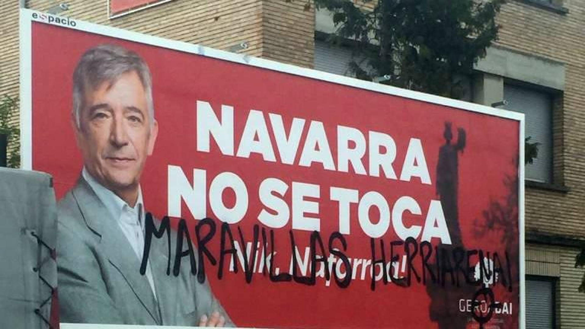 Valla electoral de Geroa Bai con pintadas en la Txantrea.