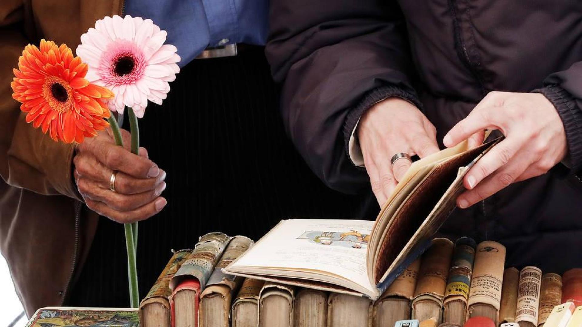 Flores y descuentos en el Día del Libro en Pamplona