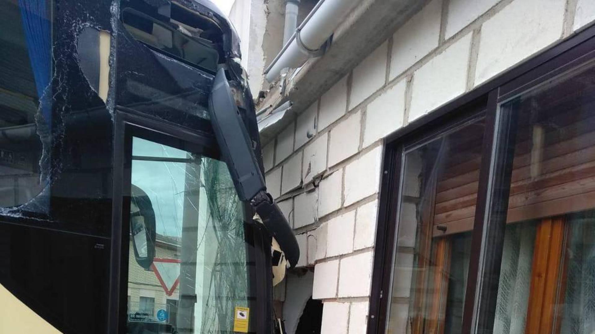 Un autobús se empotra en Milagro contra una casa