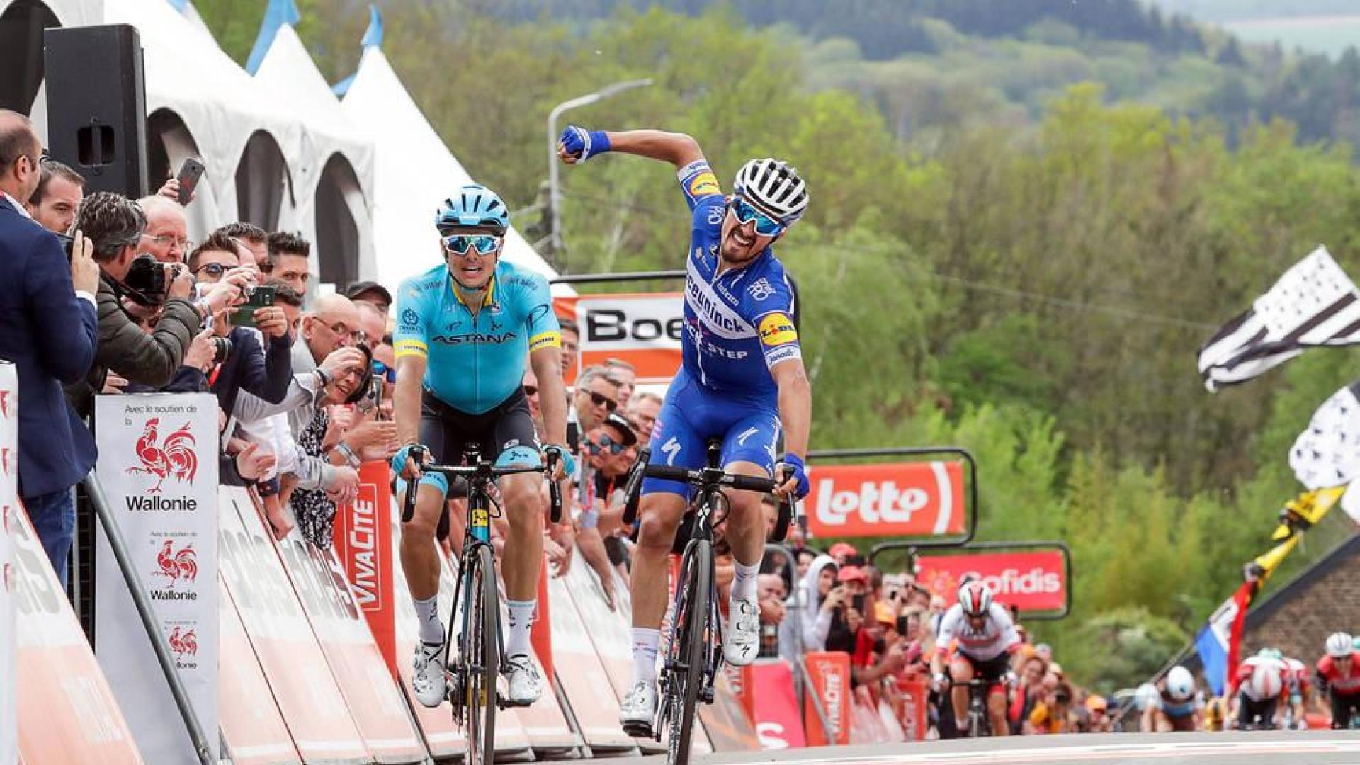 Alaphilippe celebra su victoria en el Muro de Huy ante el danés Jakob Fuglsang.