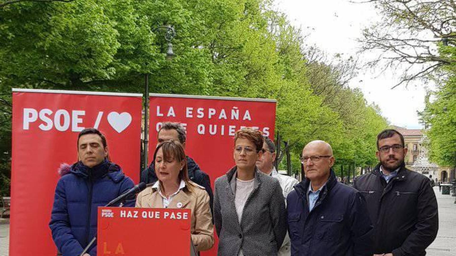La número dos del PSN al Congreso de los Diputados, Conchi Ruiz, en un acto de campaña en el Paseo Sarasate de Pamplona
