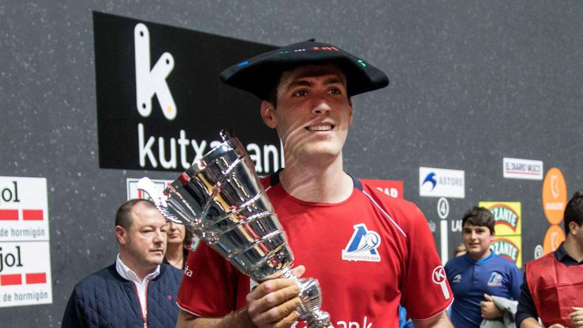 Beñat Rezusta, con la txapela y la copa de campeón de Parejas.