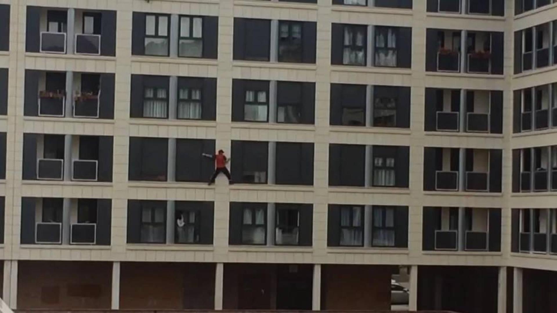 Cae de un 2º piso cuando caminaba por el alféizar de la ventana en Buztintxuri