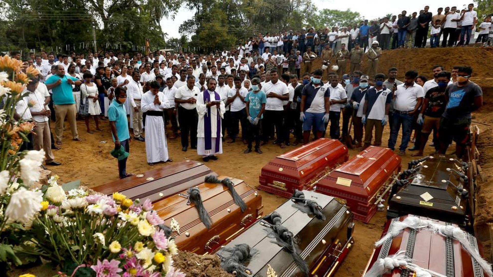 Entierro de varias de las víctimas de los atentados de Sri Lanka