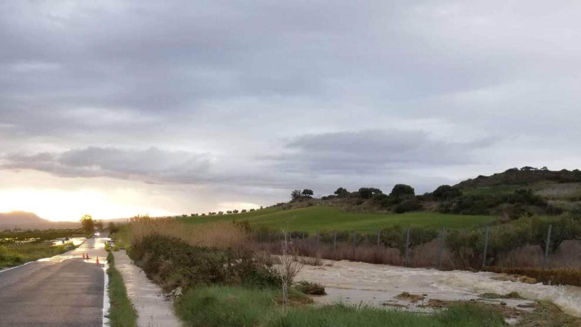 La rotura de una tubería del Canal de Navarra corta 45 la carretera Artajona-Tafalla