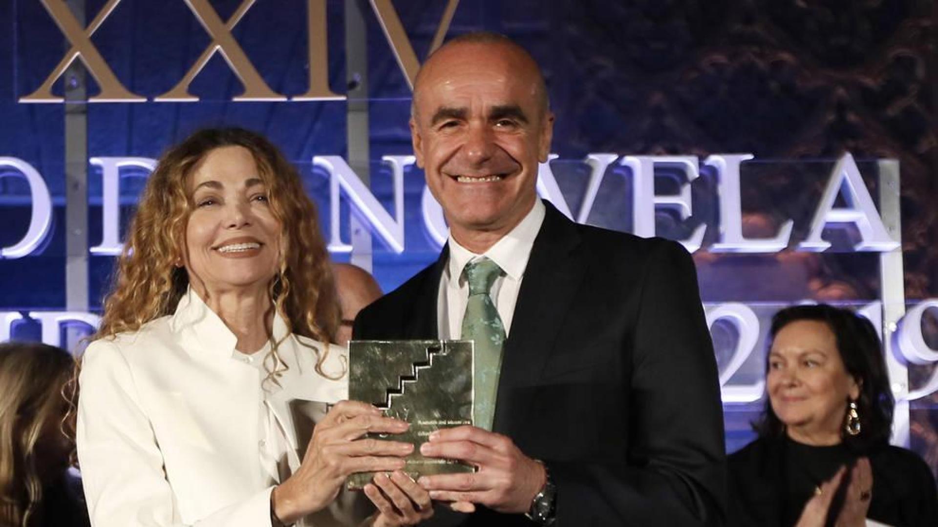 La escritora Angela Becerra recibe el premio de novela Fernando Lara