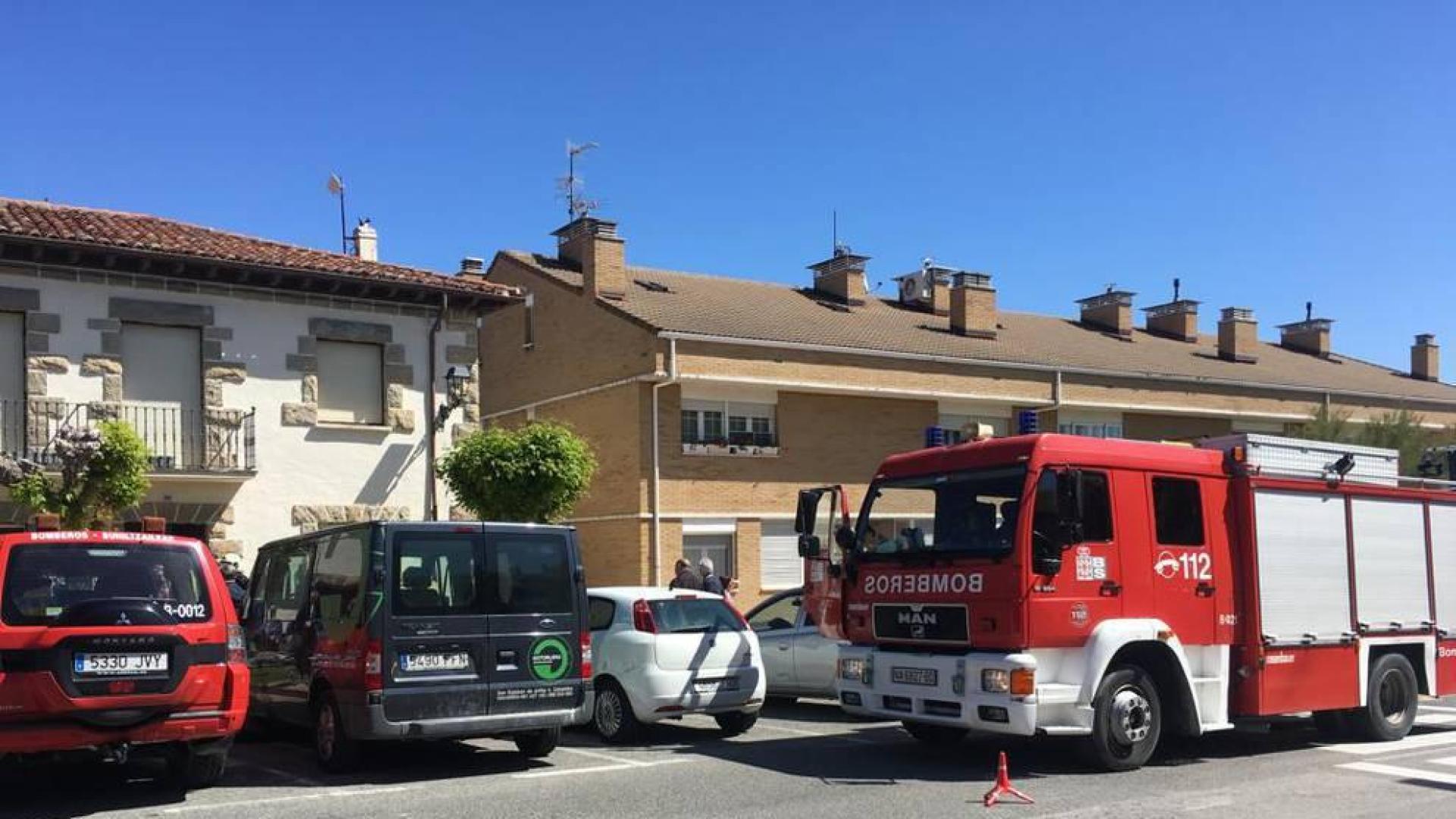 Los bomberos sofocan un incendio en la caldera de un colegio electoral en Zizur