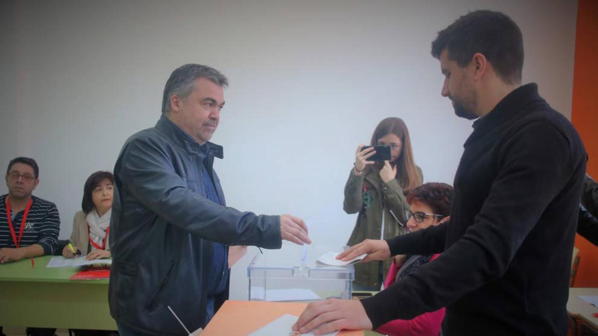 Santos Cerdán acude a votar al edificio Spacium de Milagro