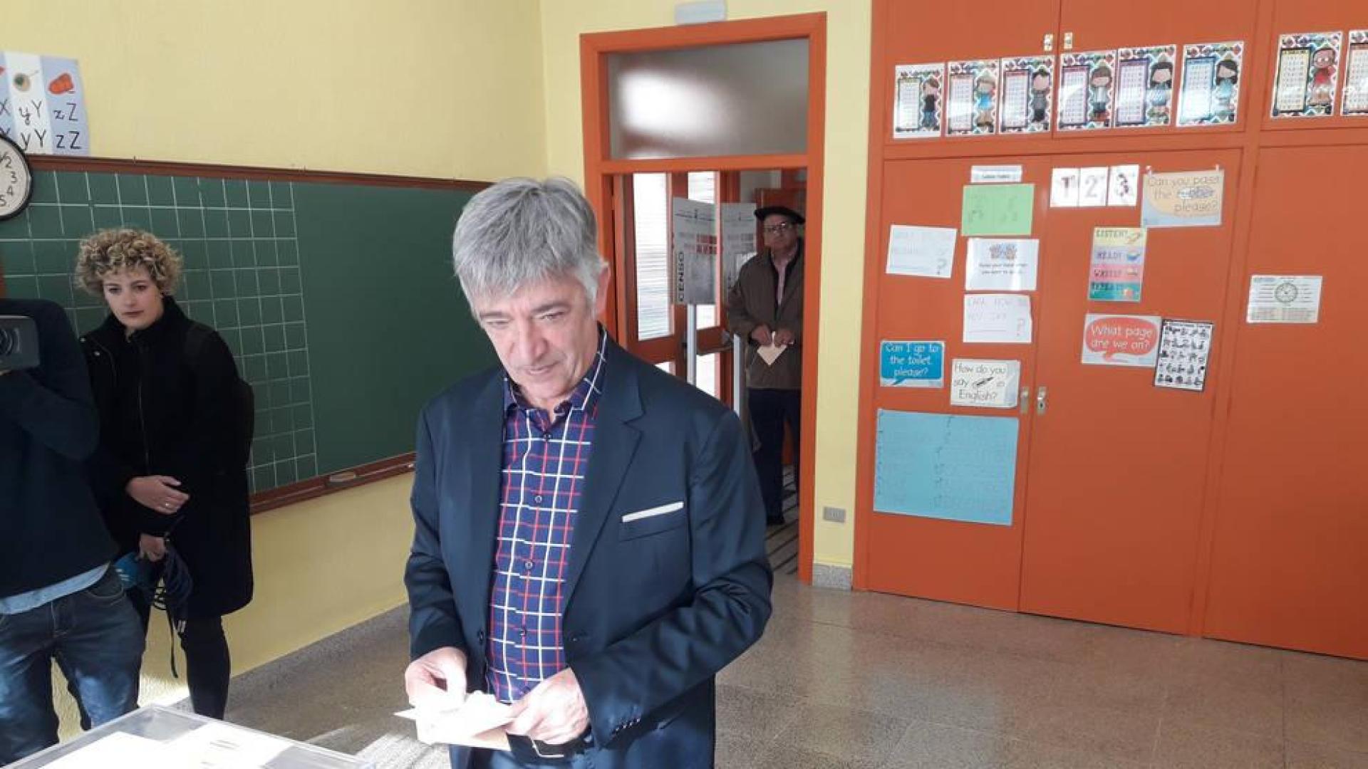 Koldo Martínez, candidato de Geroa Bai al Congreso de los Diputados, depositando su voto en el colegio de Iturrama.