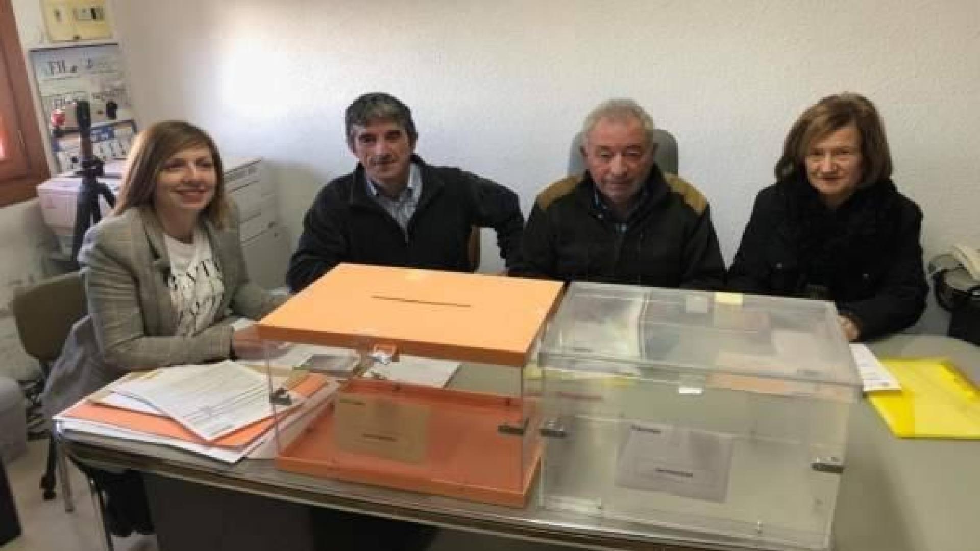 Los seis vecinos de Villarroya (La Rioja) votan en minuto y medio