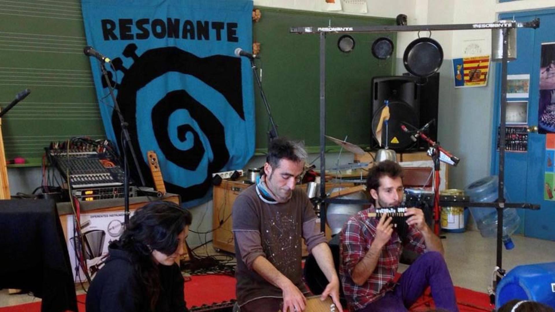 Objetos reciclados de la basura para convertirse en instrumentos musicales